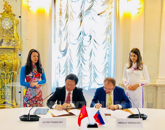 ĐHQG TPHCM ký kết hợp tác với ĐHTH Saint Petersburg (Nga)