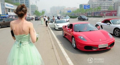 Đại gia Trung Quốc rước vợ gốc Nga bằng hơn 30 xe siêu khủng