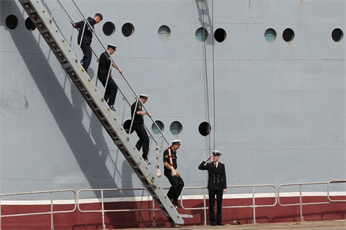 Vì sao thủy thủ Nga từ tàu Mistral đột ngột về nước?