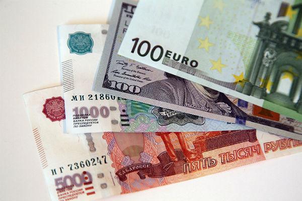 Nga: Lần đầu tiên trong vòng 2 tháng, tỷ giá đồng euro giảm xuống dưới 68 rúp/ EUR