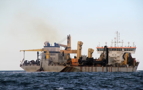 Quảng Bình: Phát hiện tàu lạ ném chất thải nguy hại xuống biển