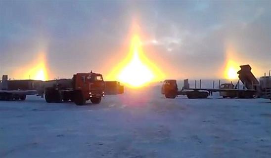 Sửng sốt cảnh 3 mặt trời mọc cùng lúc ở Nga