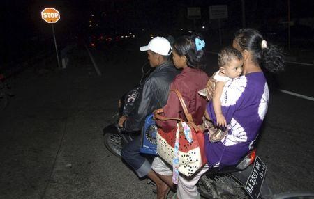 Dân Indonesia hoảng loạn di tản vì cảnh báo sóng thần