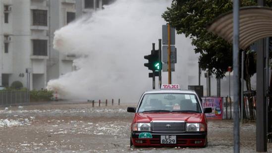 Video: Siêu bão Hato thổi lật nhà, bay ô tô ở Trung Quốc