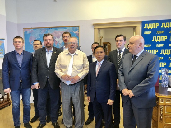 Đại sứ Ngô Đức Mạnh gặp Chủ tịch Đảng Dân chủ - Tự do Nga