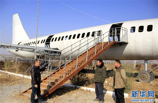 Lão nông Trung Quốc mua đồ về tự chế... Boeing 737