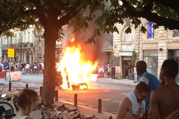 Video: CĐV Pháp ăn mừng quá đà, đốt phá xe cộ, nhà cửa