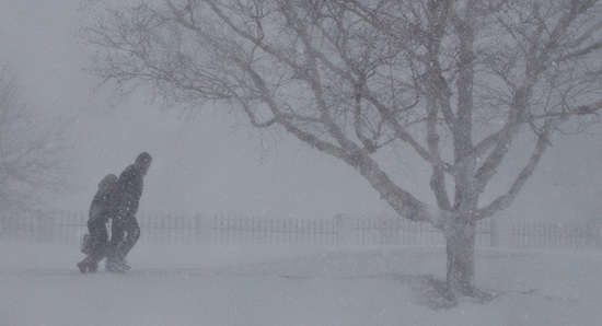 Điển hình nước Nga: Người nước ngoài kinh ngạc vì video cảnh học sinh đi trong bão tuyết
