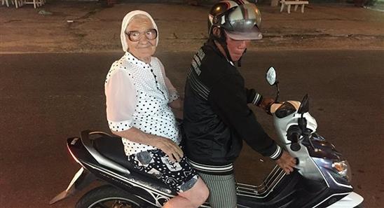 Bà cụ Nga 89 tuổi một mình xách ba lô đi nghỉ mát ở biển Việt Nam