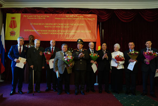 Trao tặng Huân chương Hữu nghị và Kỷ niệm chương “Bảo vệ An ninh Tổ quốc” của Việt Nam cho các cơ sở đào tạo của Bộ Nội vụ và Bộ Tình trạng khẩn cấp LB Nga
