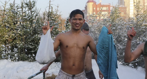 Sinh viên Việt Nam tắm hố băng Siberia trong Lễ Rửa tội