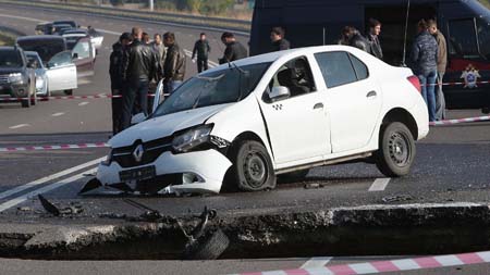 Hố tử thần tại Crimea nuốt ô tô, 6 người tử nạn