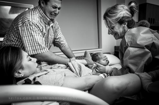 Khoảnh khắc chồng cùng vợ vượt cạn đón em bé chào đời gây xúc động