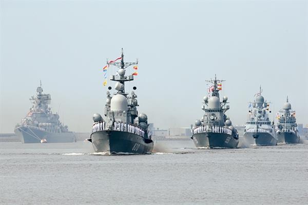 Chiến hạm, tàu ngầm trên khắp nước Nga ùn ùn ra khơi phô diễn uy lực vượt trội
