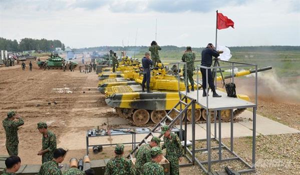 Nhiều người hâm mộ bộ đội Việt Nam lái xe tăng T-72B3 đầy uy lực