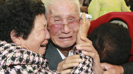 Nước mắt không thể ngừng tuôn trong cuộc đoàn tụ ngắn ngủi Hàn – Triều