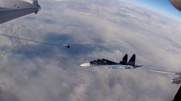 Cận cảnh hai chiến đấu cơ Nga tiếp liệu trên không