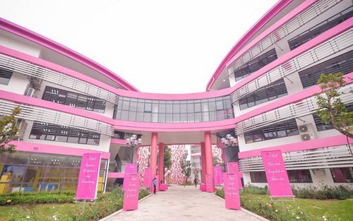 Cận cảnh ngôi trường toàn màu hồng, học phí nửa tỷ/năm ở Việt Nam