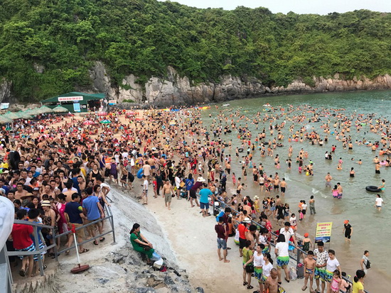Hàng nghìn người chen chúc tắm biển, Cát Bà “thất thủ” mùa du lịch