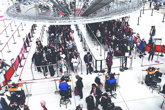 Hành khách tức giận vì bị “soi” lâu tại sân bay Mỹ