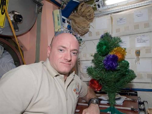 Cây thông mừng Noel trên trạm không gian ISS