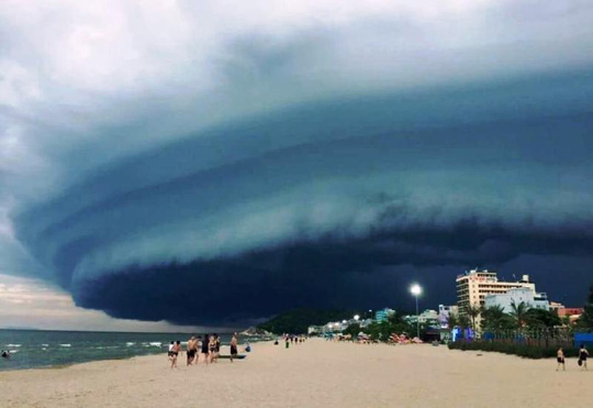 Đám mây đen kịt hình thù kỳ lạ như ''nuốt chửng'' biển Sầm Sơn