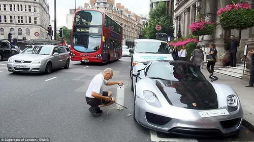 Tỉ phú Arab rửa xe, đường phố London rối loạn