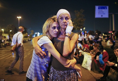 Nhân chứng kể lại giây phút đáng sợ khi bom phát nổ tại sân bay Thổ Nhĩ Kỳ