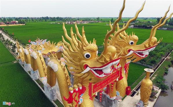 Đôi rồng khổng lồ dẫn vào điện thờ giữa ruộng lúa Thái Bình