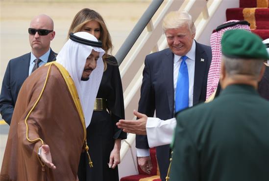 Saudi Arabia tiếp đón ông Trump nồng hậu, trái ngược thời Obama