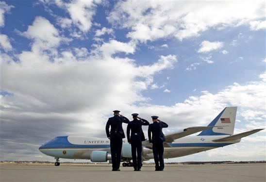 'Nhà trắng trên không' Air Force One đưa ông Trump đến VN