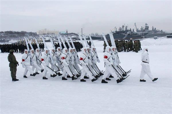 Ảnh: Quân nhân Nga đạp tuyết luyện tập diễu binh