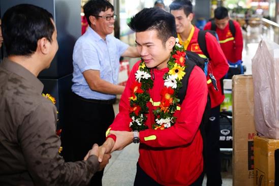U19 Việt Nam được chào đón nồng nhiệt dưới mưa tầm tã