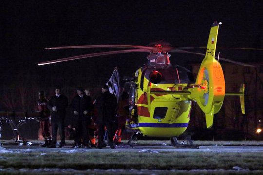 Ô tô đâm vào cây, Thủ tướng Ba Lan nhập viện bằng trực thăng