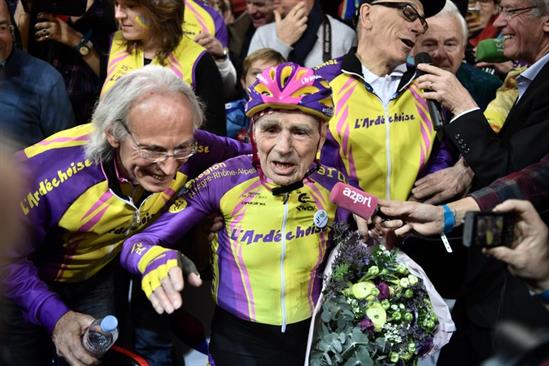 Bí quyết sống khỏe của cụ ông 105 tuổi phá kỷ lục đạp xe