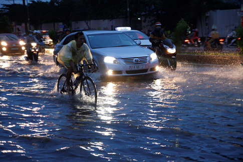Sài Gòn mưa 1 tiếng, nước ngập sâu đến khách Tây cũng thả phao tắm