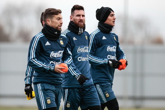 Messi run rẩy tập luyện trong giá lạnh nước Nga