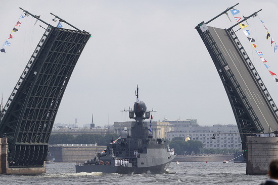 Hải quân Nga diễu binh rầm rộ với nhiều tàu chiến tối tân