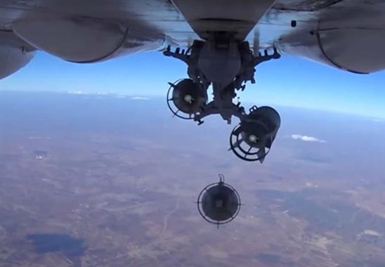 Cận cảnh bom từ máy bay Nga rơi xuống vị trí quân IS