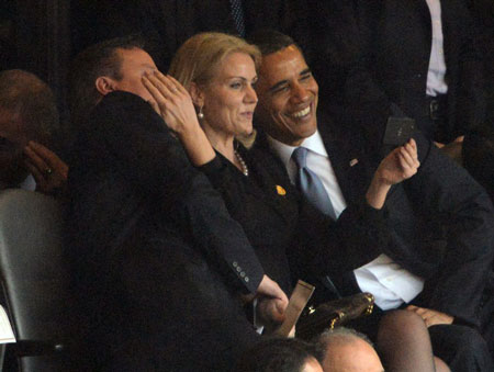 Obama gây bão vì chụp ảnh “tự sướng” tại tang lễ Mandela