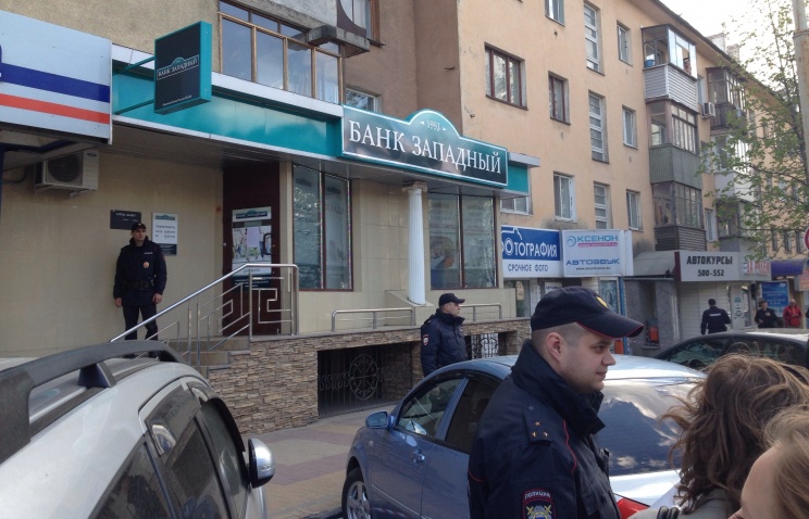 Nga: Bắt giữ con tin vì không kịp rút tiền gửi ngân hàng
