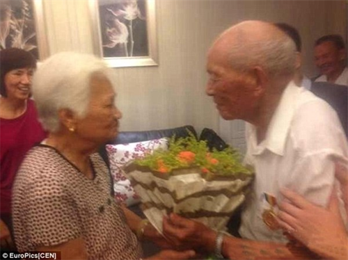 Chuyện tình kỳ diệu: Cụ ông 90 tuổi tìm được người vợ xa cách 70 năm