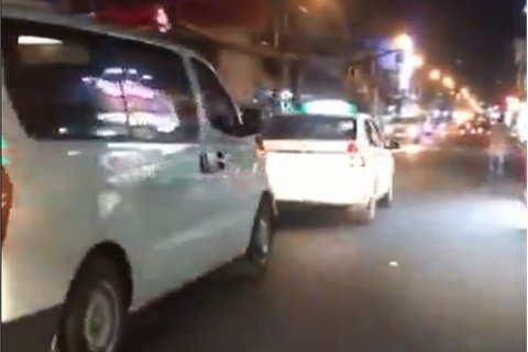 Taxi không nhường đường dù xe cứu thương hú còi liên tục