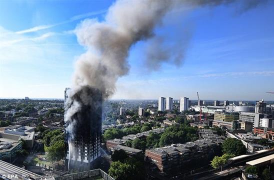 Phát trực tiếp video từ trong tòa nhà cháy kinh dị ở Anh