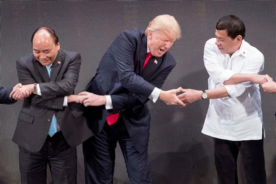 Tổng thống Trump bối rối trước màn bắt tay kiểu ASEAN