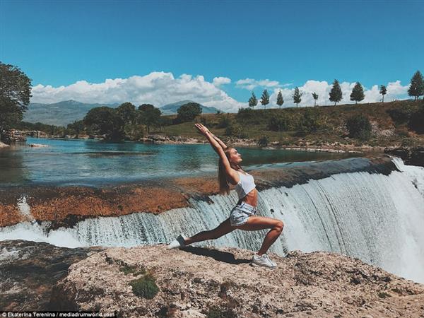Thiếu nữ Nga mang niềm đam mê yoga đi du lịch khắp thế giới
