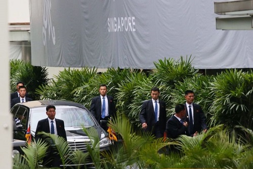 Ấn tượng trước hình ảnh 12 vệ sĩ chạy bộ tháp tùng ông Kim Jong-un về khách sạn