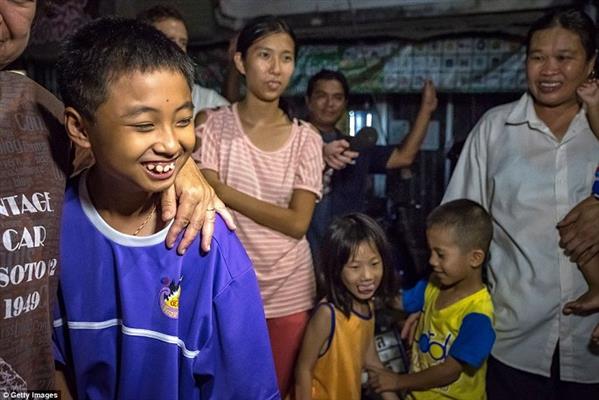 Video, Ảnh: Thái Lan mở tiệc xuyên đêm mừng chiến dịch giải cứu đội bóng nhí