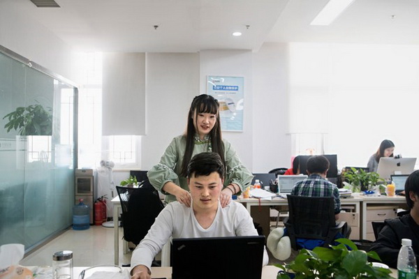 Startup Trung Quốc: chỉ tuyển gái xinh, cao trên 1m57 mát-xa cho lập trình viên nam, lương 1.000 USD