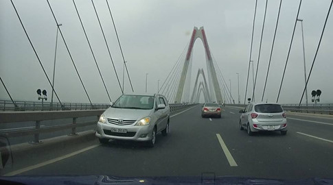 5 ô tô nối đuôi nhau phóng ngược chiều trên cầu Nhật Tân